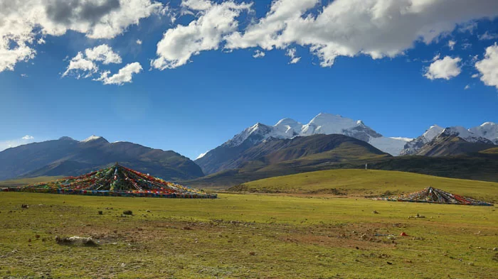 The Nyenchen Tanglha Range – Guardians of the Plateau